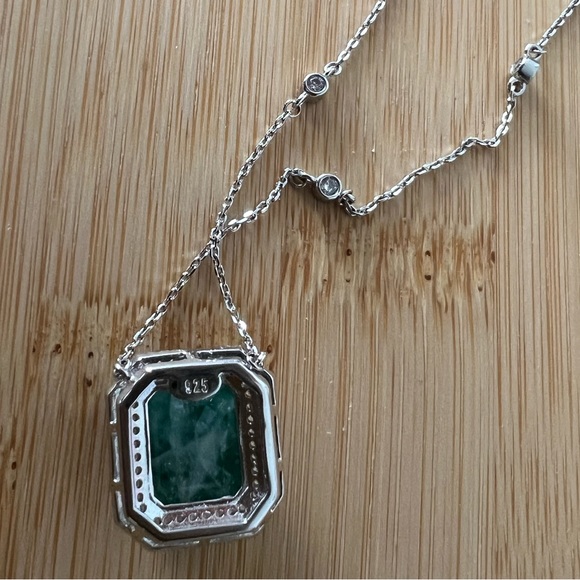 Sterling silver necklace with green gem pendant - Picture 2 of 2